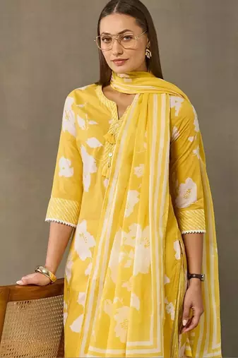 women floral printed regular cotton kurta with palazzos & with dupatta