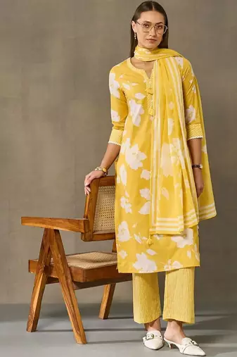 women floral printed regular cotton kurta with palazzos & with dupatta