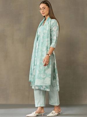women floral printed regular cotton kurta with trousers & with dupatta 2