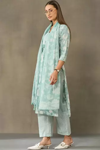 women floral printed regular cotton kurta with trousers & with dupatta