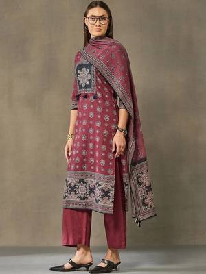 women ethnic motifs printed regular cotton kurta with trousers & with dupatta 2