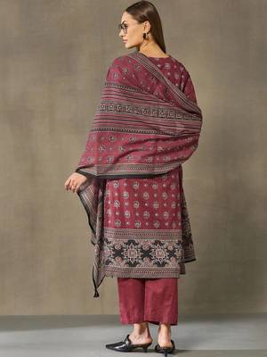 women ethnic motifs printed regular cotton kurta with trousers & with dupatta 3