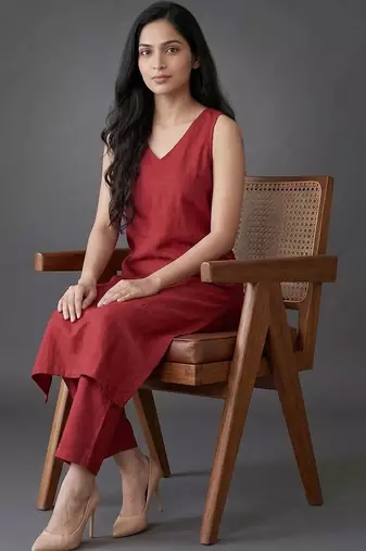 women regular kurta with trousers