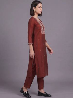 women ethnic motifs embroidered regular thread work kurta with trousers & dupatta 2