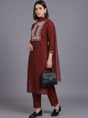 women ethnic motifs embroidered regular thread work kurta with trousers & dupatta 1