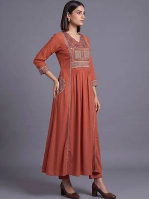 women ethnic motifs printed empire kurta with trousers 5