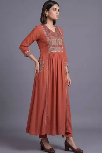 women ethnic motifs printed empire kurta with trousers