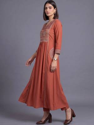 women ethnic motifs printed empire kurta with trousers 6