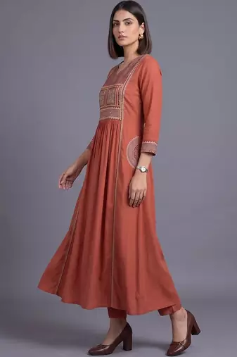 women ethnic motifs printed empire kurta with trousers