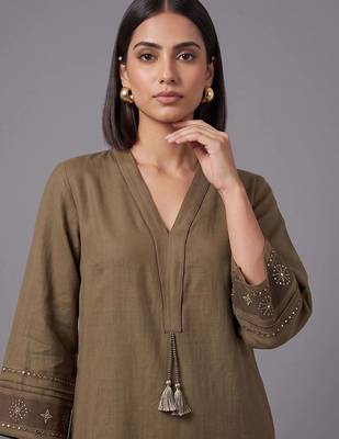 women ethnic motifs embroidered regular sequinned kurta with trousers 2