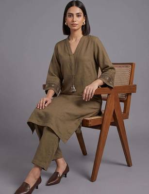 women ethnic motifs embroidered regular sequinned kurta with trousers 3