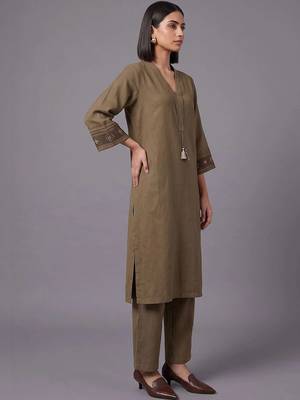 women ethnic motifs embroidered regular sequinned kurta with trousers 5