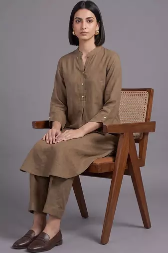 women regular kurta with trousers
