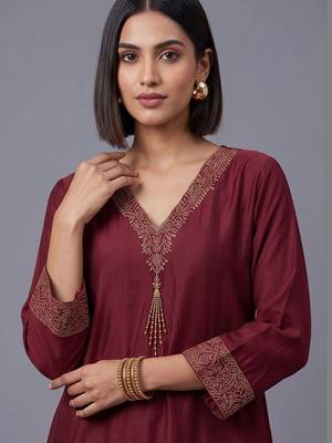 women ethnic motifs embroidered regular thread work kurta with trousers 2