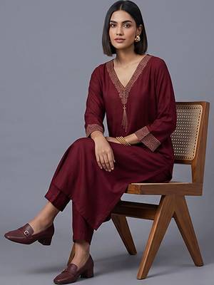 women ethnic motifs embroidered regular thread work kurta with trousers 3