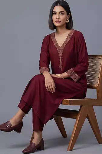 women ethnic motifs embroidered regular thread work kurta with trousers
