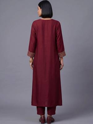 women ethnic motifs embroidered regular thread work kurta with trousers 4