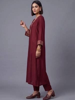 women ethnic motifs embroidered regular thread work kurta with trousers 5