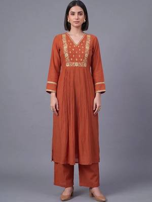 women ethnic motifs embroidered pleated thread work kurta with trousers & with dupatta 3