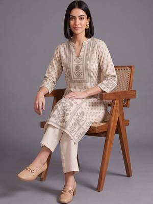women ethnic motifs printed regular kurta with palazzos 3