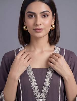 women ethnic motifs embroidered regular thread work kurta with trousers 2