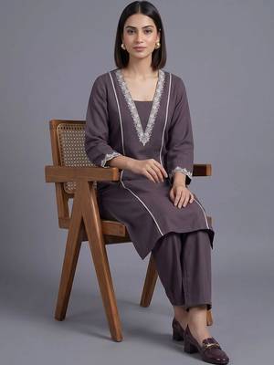 women ethnic motifs embroidered regular thread work kurta with trousers 3