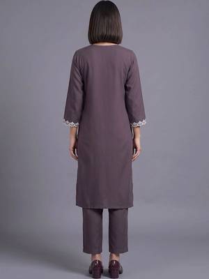 women ethnic motifs embroidered regular thread work kurta with trousers 4