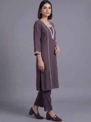 women ethnic motifs embroidered regular thread work kurta with trousers 5