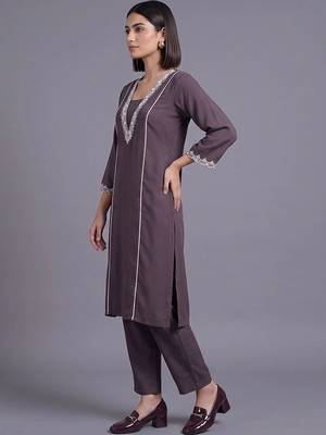 women ethnic motifs embroidered regular thread work kurta with trousers 7