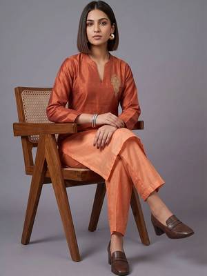 women ombre embroidered regular thread work kurta with trousers 3