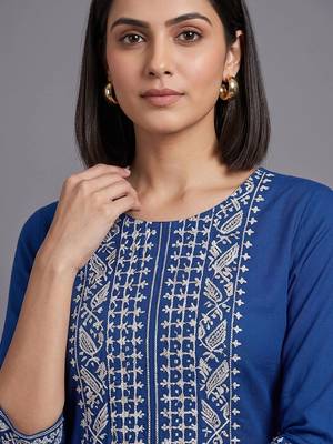 women ethnic motifs embroidered regular thread work kurta with trousers 2