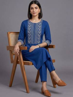 women ethnic motifs embroidered regular thread work kurta with trousers 3