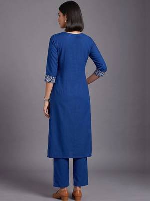 women ethnic motifs embroidered regular thread work kurta with trousers 4