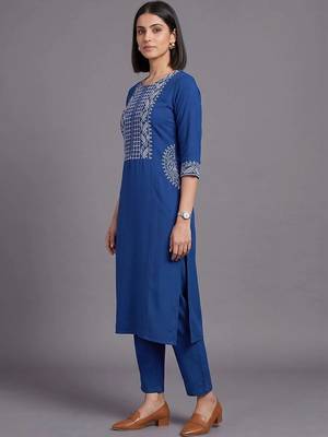 women ethnic motifs embroidered regular thread work kurta with trousers 5