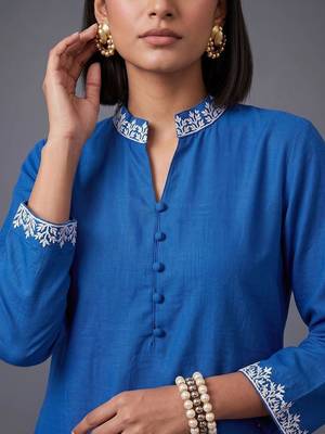 women ethnic motifs embroidered regular thread work kurta with trousers 2