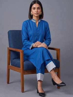 women ethnic motifs embroidered regular thread work kurta with trousers 3