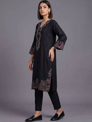 women ethnic motifs embroidered regular thread work cotton kurta with trousers 2