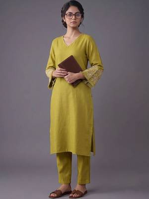 women ethnic motifs embroidered regular thread work kurta with trousers 1