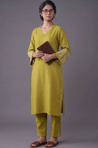 women ethnic motifs embroidered regular thread work kurta with trousers
