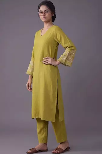 women ethnic motifs embroidered regular thread work kurta with trousers