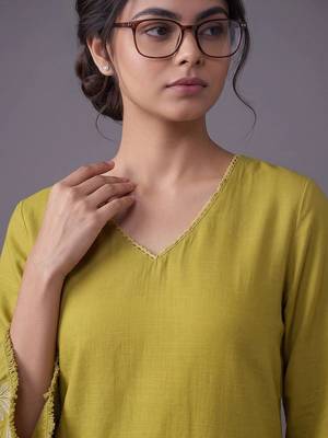 women ethnic motifs embroidered regular thread work kurta with trousers 4