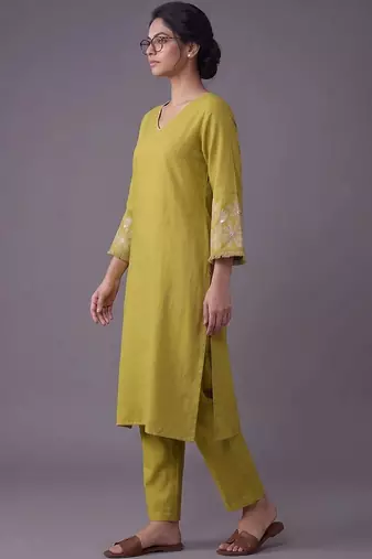 women ethnic motifs embroidered regular thread work kurta with trousers