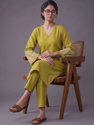 women ethnic motifs embroidered regular thread work kurta with trousers 6