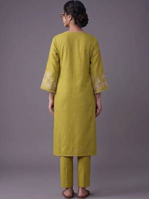 women ethnic motifs embroidered regular thread work kurta with trousers 7