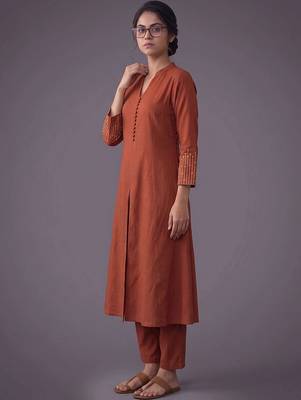 women embroidered regular thread work kurta with trousers 3
