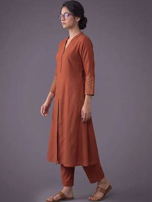 women embroidered regular thread work kurta with trousers 4