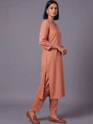 women ethnic motifs embroidered regular thread work kurta with trousers 3