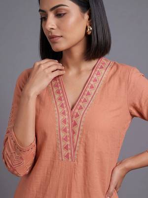 women ethnic motifs embroidered regular thread work kurta with trousers 4