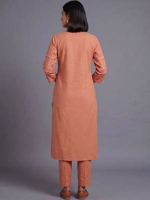 women ethnic motifs embroidered regular thread work kurta with trousers 5