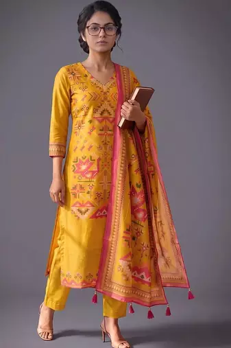 women printed regular kurta with trousers & with dupatta